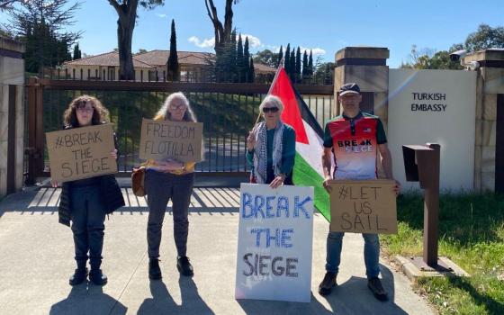 حراك أسترالي لوقف عرقلة سفينة الضمير