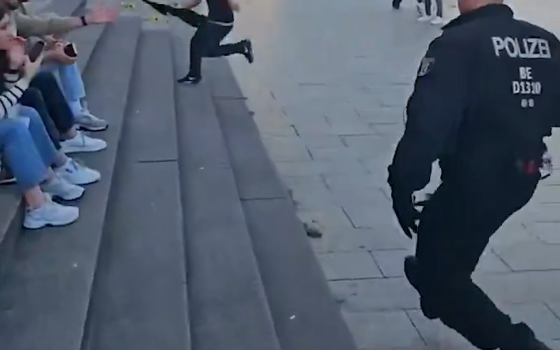 ملاحقة الشرطة الألمانية لطفل خلال مظاهرة داعمة لفلسطين  