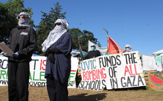 طلاب في المخيم التضامني الداعم لغزة