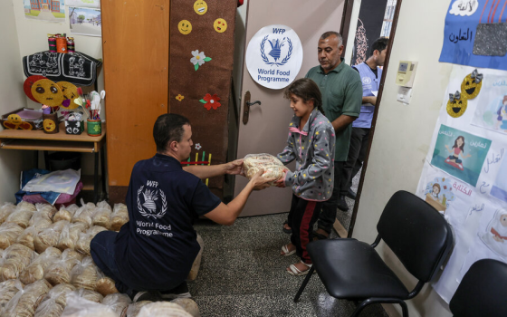 برنامج الأغذية العالمي يوزع مساعدات للأسر