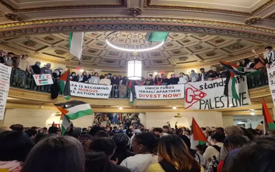 مظاهرة داعمة لفلسطين في جامعة