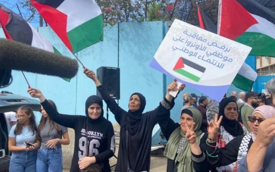 وقفة احتجاجية أمام “الأونروا” ضد القرارات العقابية للموظفين