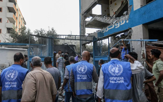موظفون من الأونروا في مدرسة مزدحمة بالنازحين
