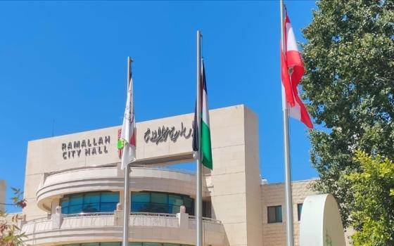 رفع علم لبنان على سواري بلدية رام الله