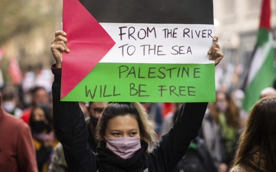 لافتة من النهر إلى البحر في مظاهرة داعمة لفلسطين