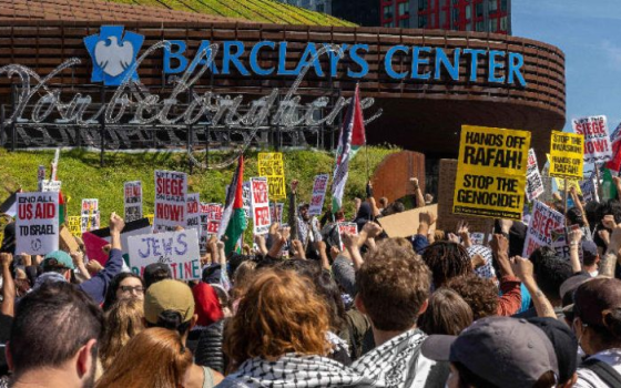 وقفة احتجاجية عند بنك باركليز داعين لمقاطعته