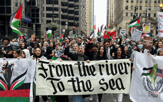 لافتة من النهر إلى البحر في مظاهرة داعمة لفلسطين