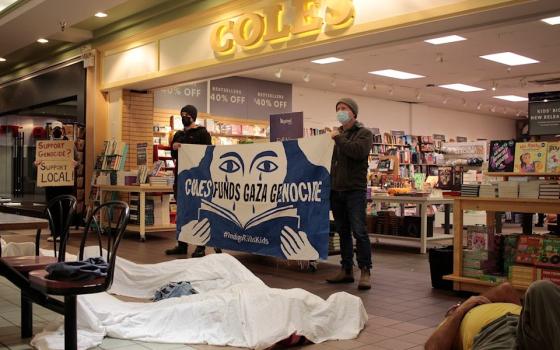 احتجاج أمام متجر كتب كورتيناي كولز