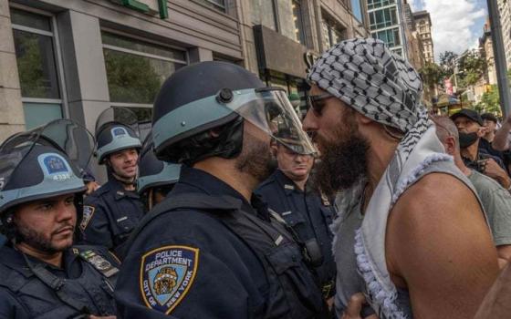 متظاهر يقف مقابل الشرطي في نيويورك