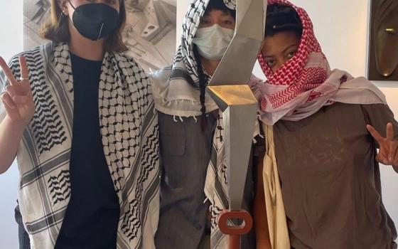 موظفات في متحف نوجوتشي في نيويورك