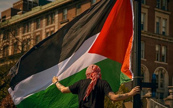 رفع علم فلسطين في مظاهرة داعمة لفلسطين