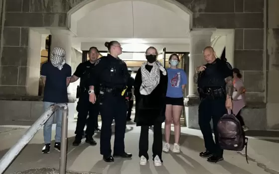 اعتقال الشرطة للطلاب المعتصمين