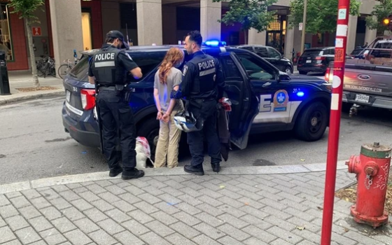 اعتقال متضامنة مع فلسطين في محطة مترو بمونتريال