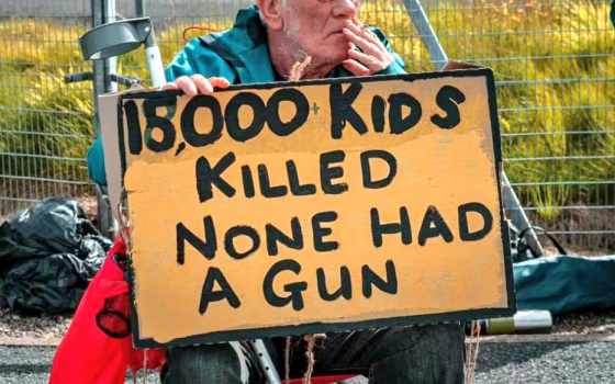 مسن بريطاني على كرسيه في مسيرة مؤيدة لفلسطين