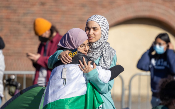 متظاهرتان داعمتان لفلسطين  