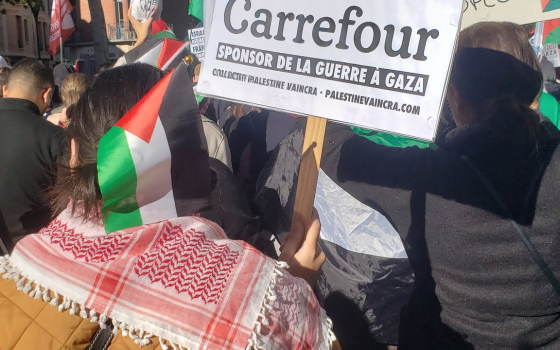 لافتة "قاطعوا كارفور"