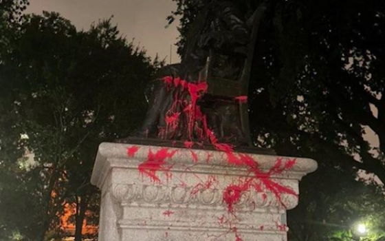 تلطيخ تمثال “بن فرانكلين” بالأحمر في بنسلفانيا