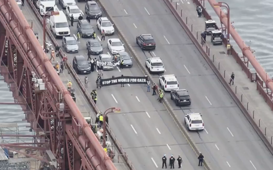 احتجاج سابق داعم لفلسطين على جسر البوابة الذهبية