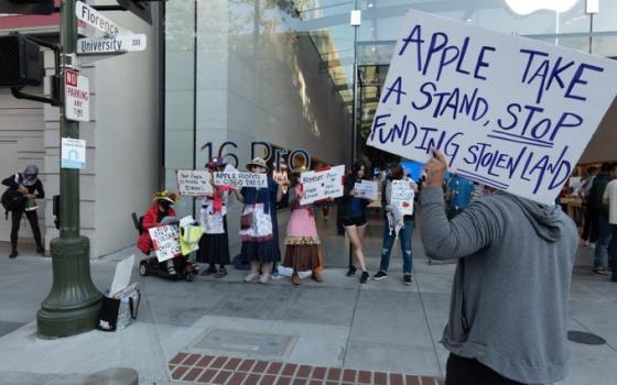 احتجاج أمام متجر آبل