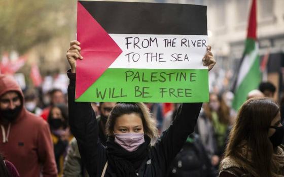 لافتة من النهر إلى البحر في مظاهرة داعمة لفلسطين