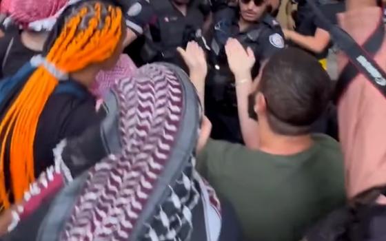 قمع الشرطة لطلاب جامعة تورونتو  