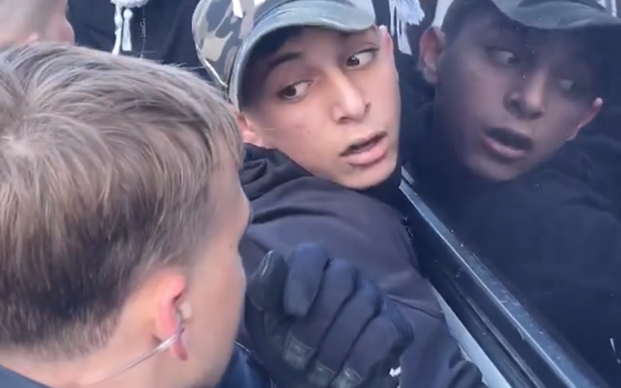 اعتقال شرطة برلين لأحد المتظاهرين في مسيرة مؤيدة لفلسطين