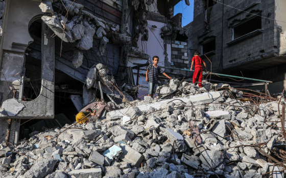 أطفال غزة بين ركام المنازل المدمرة