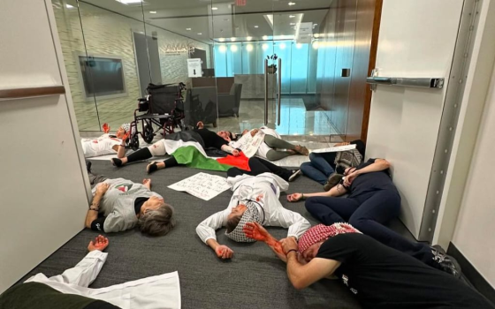 وقفة احتجاجية في مقر الجمعية الطبية في واشنطن