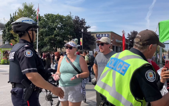 محتجون يحاولون إلغاء عرض جوّي في تورونتو