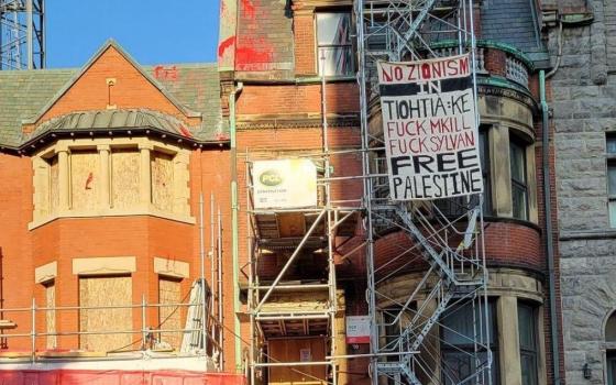 لافتة مؤيدة لفلسطين على بناء معهد في جامعة ماكجيل