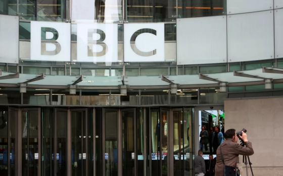 دعوات لإقالة مسؤول في BBC مرتبط بصحيفة جويش كرونيكل