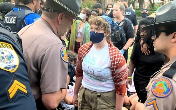 مواجهة الطلاب والشرطة في المخيم التضامني الداعم لغزة