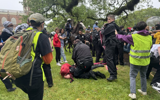 قمع الشرطة للطلاب المحتجين