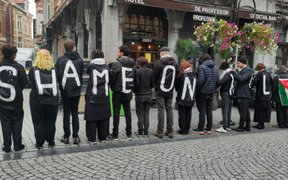 200 شخص يديرون ظهورهم رفضًا لتورط جامعة لوفين بالإبادة