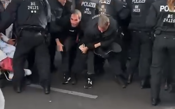 قمع وحشي لأحد المتظاهرين في مظاهرة برلين الداعمة لفلسطين