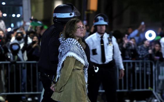 اعتقال فتاة خلال مظاهرة مؤيدة لفلسطين