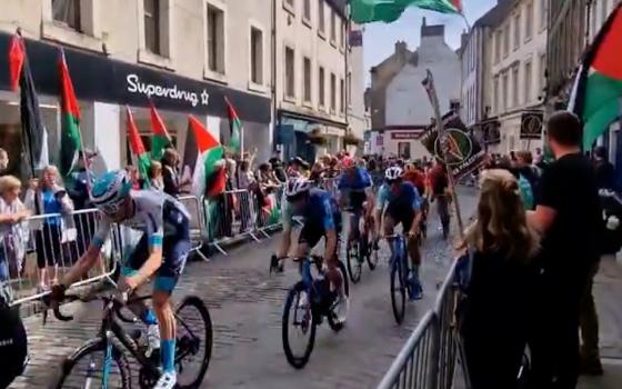 احتجاج تضامني ضد مشاركة الفريق الإسرائيلي في سباق الدراجات ببريطانيا