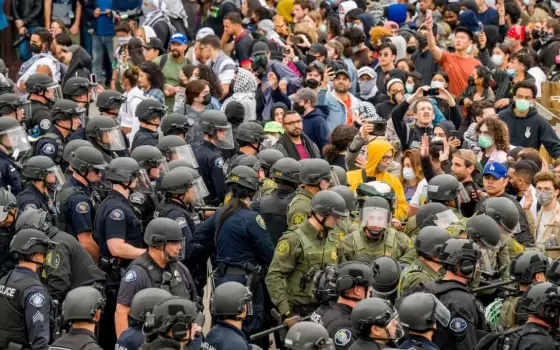 اصطدام بين المتظاهرين المؤيدين لفلسطين والشرطة  