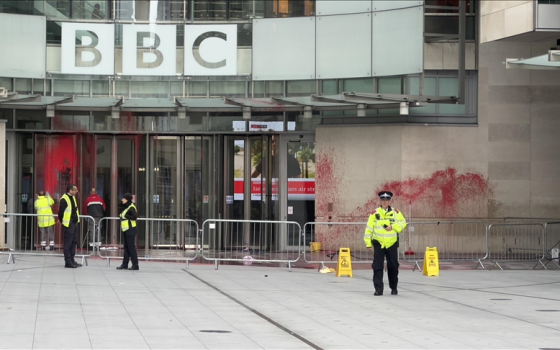 استهداف BBC بالطلاء الأحمر لتحيزها للاحتلال