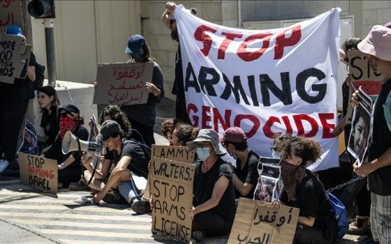 وقفة احتجاجية داعية لوقف تسليح الاحتلال