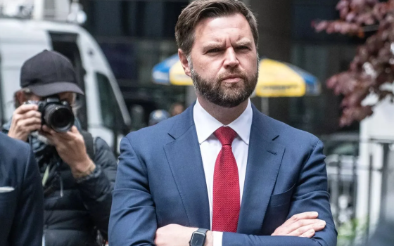 السيناتور جيه دي فانس