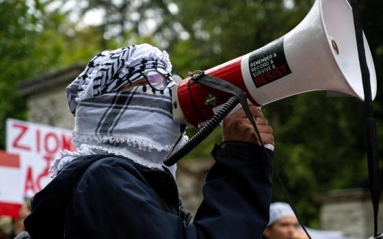 متظاهر داعم لفلسطين في وقفة احتجاجية للتنديد بمجازر غزة