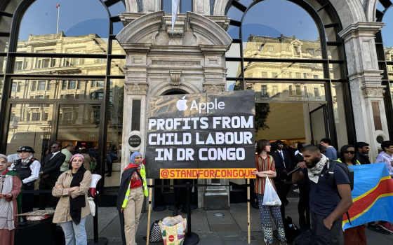 احتجاجات أمام متجر آبل في لندن  