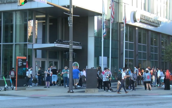 احتجاج خارج اجتماع مجلس مقاطعة كوياهوغا