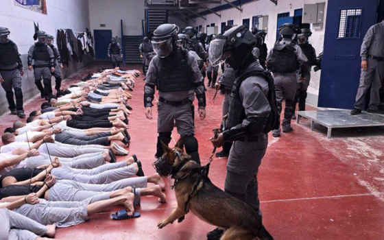 تعذيب الأسرى في سجون الاحتلال