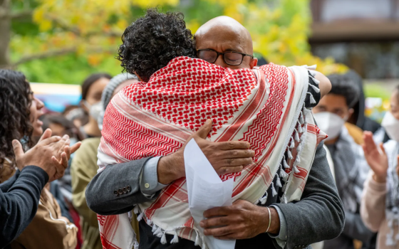 ضامن أكاديمي مع طالب عطّل معرض توظيف لشركات العدو في جامعة كورنيل