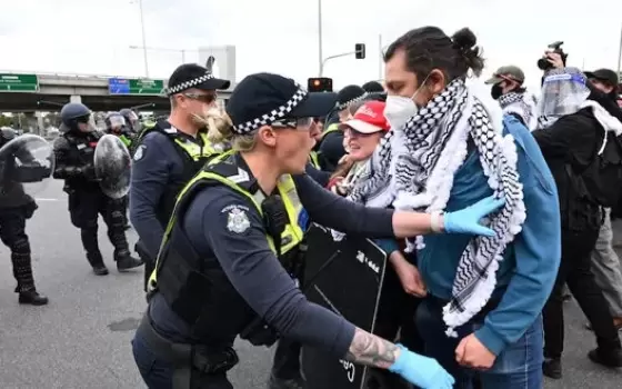 مواجهة المتظاهرين والشرطة في ملبورن