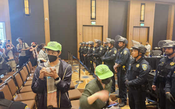 حصار الشرطة للمتظاهرين في كاليفورنيا