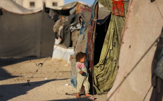 طفل بين خيام النازحين في غزة  