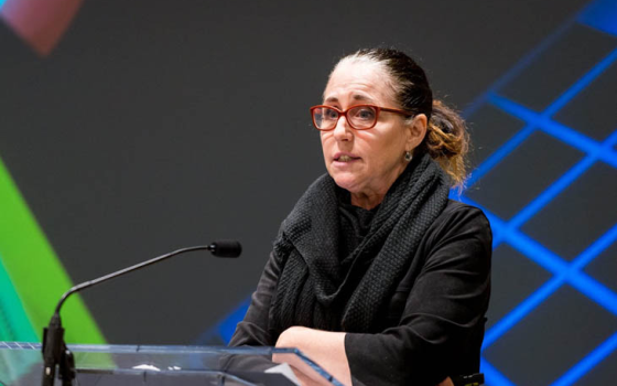 دينيس كاراماجنو-  موظفة في جامعة كاليفورنيا